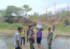 Babinsa Koramil 1317/Banjarsari Pendampingi Pengukuran Ulang Tanah Aset Desa Ratawangi dan Kawasen